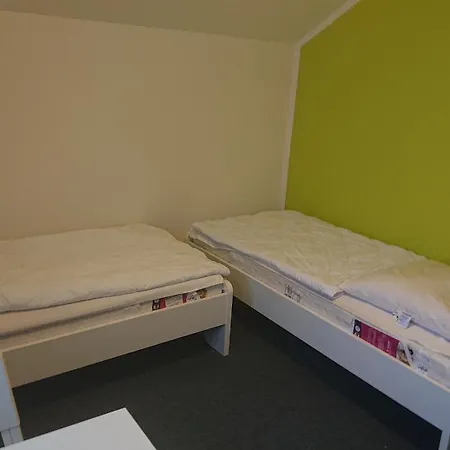 Πανσιόν Dreibettzimmer Mit Gemeinschaftskueche Und Je 2 Dusch- Und 2 Toilettenzimmern *