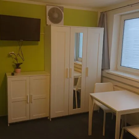 Gasthof Dreibettzimmer Mit Gemeinschaftsküche Und Je 2 Dusch- Und 2 Toilettenzimmern *