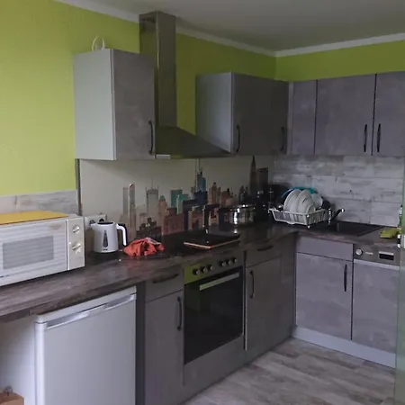 3-bettzimmer Mit Gemeinschaftskueche Und Je 2 Dusch- Und 2 Toilettenzimmern
