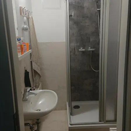 ゲストハウス 3-bettzimmer Mit Gemeinschaftskueche Und Je 2 Dusch- Und 2 Toilettenzimmern