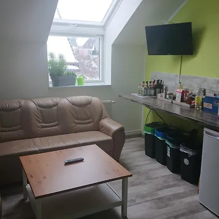 Dreibettzimmer Mit Gemeinschaftsküche Und Je 2 Dusch- Und 2 Toilettenzimmern Gasthof *