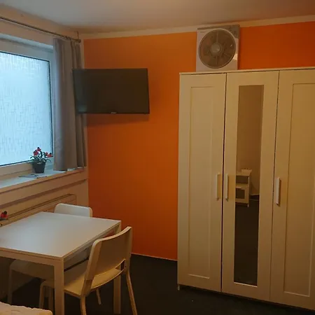 ゲストハウス 3-bettzimmer Mit Gemeinschaftskueche Und Je 2 Dusch- Und 2 Toilettenzimmern *