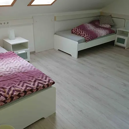 Dreibettzimmer Mit Gemeinschaftsküche Und Je 2 Dusch- Und 2 Toilettenzimmern Gasthof *
