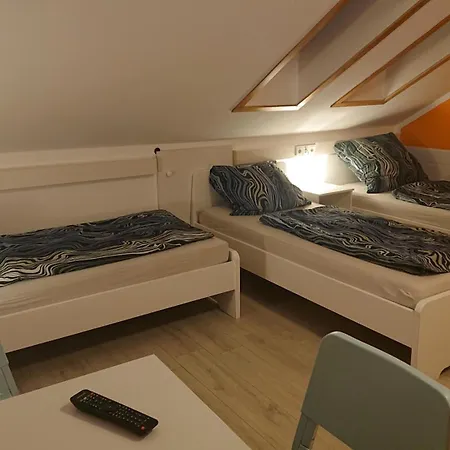 3-bettzimmer Mit Gemeinschaftskueche Und Je 2 Dusch- Und 2 Toilettenzimmern ゲストハウス *
