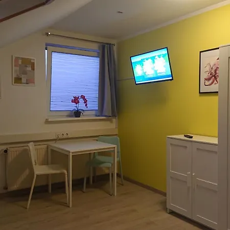 3-bettzimmer Mit Gemeinschaftskueche Und Je 2 Dusch- Und 2 Toilettenzimmern