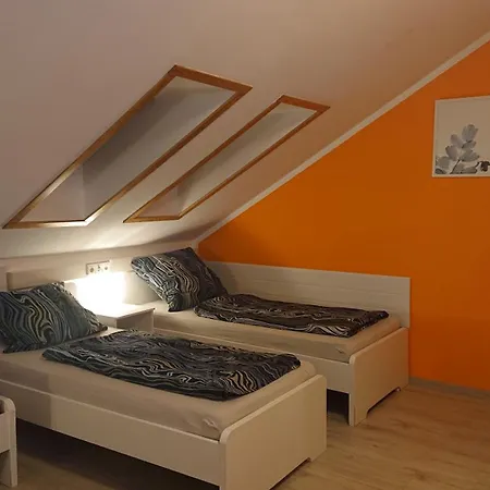 Gasthof Dreibettzimmer Mit Gemeinschaftsküche Und Je 2 Dusch- Und 2 Toilettenzimmern *