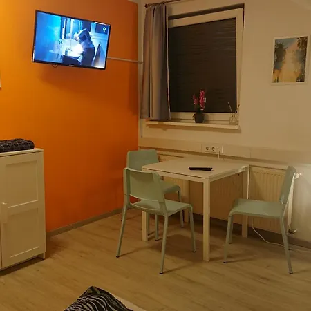 Dreibettzimmer Mit Gemeinschaftsküche Und Je 2 Dusch- Und 2 Toilettenzimmern *