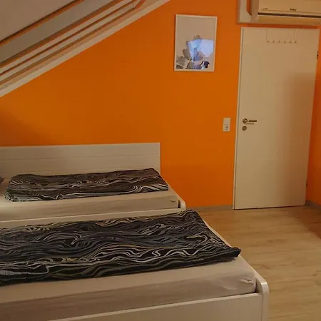 3-bettzimmer Mit Gemeinschaftskueche Und Je 2 Dusch- Und 2 Toilettenzimmern
