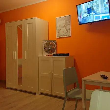 Gasthof Dreibettzimmer Mit Gemeinschaftsküche Und Je 2 Dusch- Und 2 Toilettenzimmern *