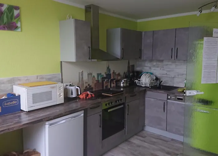 Dreibettzimmer Mit Gemeinschaftskueche Und Je 2 Dusch- Und 2 Toilettenzimmern