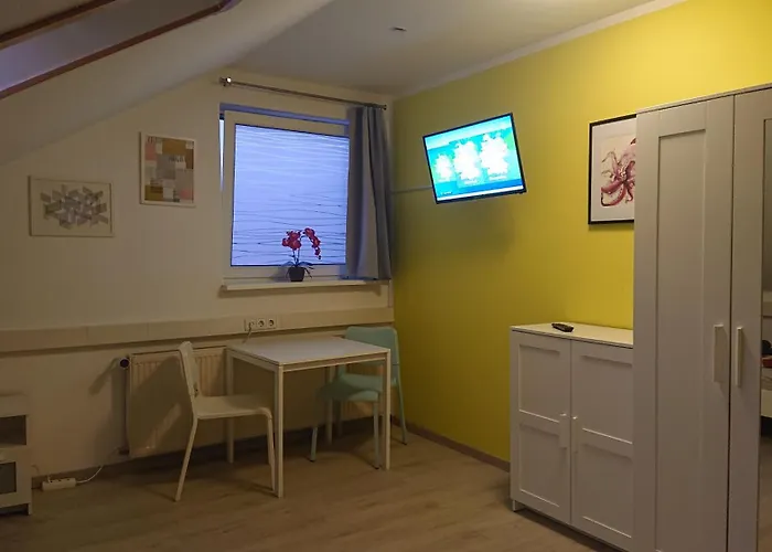 Dreibettzimmer Mit Gemeinschaftskueche Und Je 2 Dusch- Und 2 Toilettenzimmern