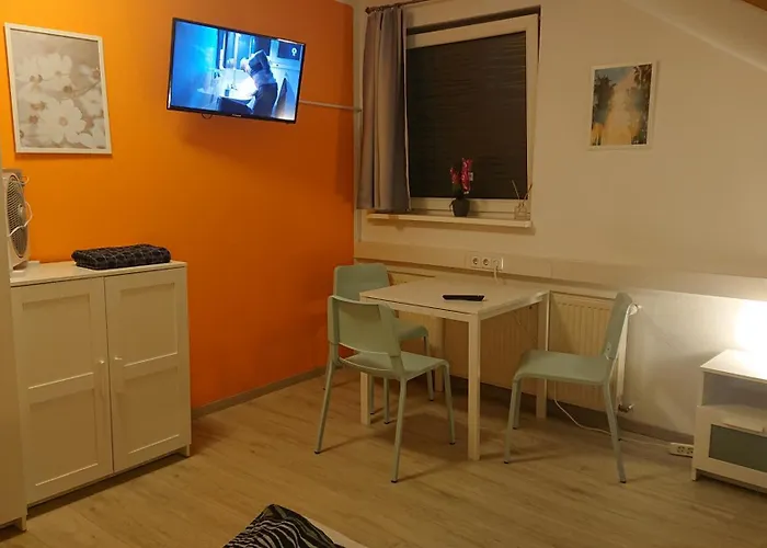 Dreibettzimmer Mit Gemeinschaftskueche Und Je 2 Dusch- Und 2 Toilettenzimmern *