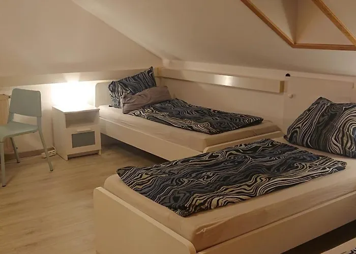 Dreibettzimmer Mit Gemeinschaftskueche Und Je 2 Dusch- Und 2 Toilettenzimmern Гостевой дом Хоэнштайн-Эрнстталь